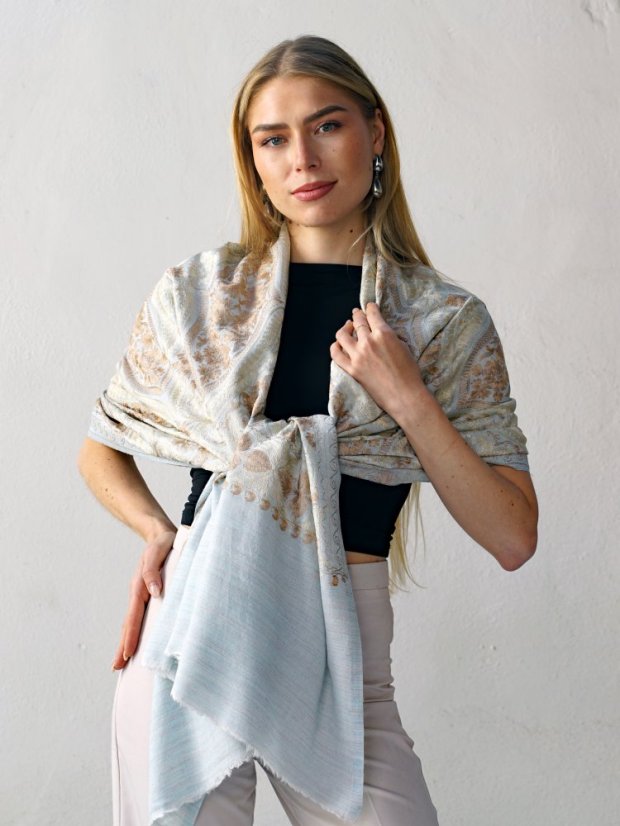 Kašmírská vlněná šála vyšívaná hedvábím světle modrá se světle zlatou a světle hnědou