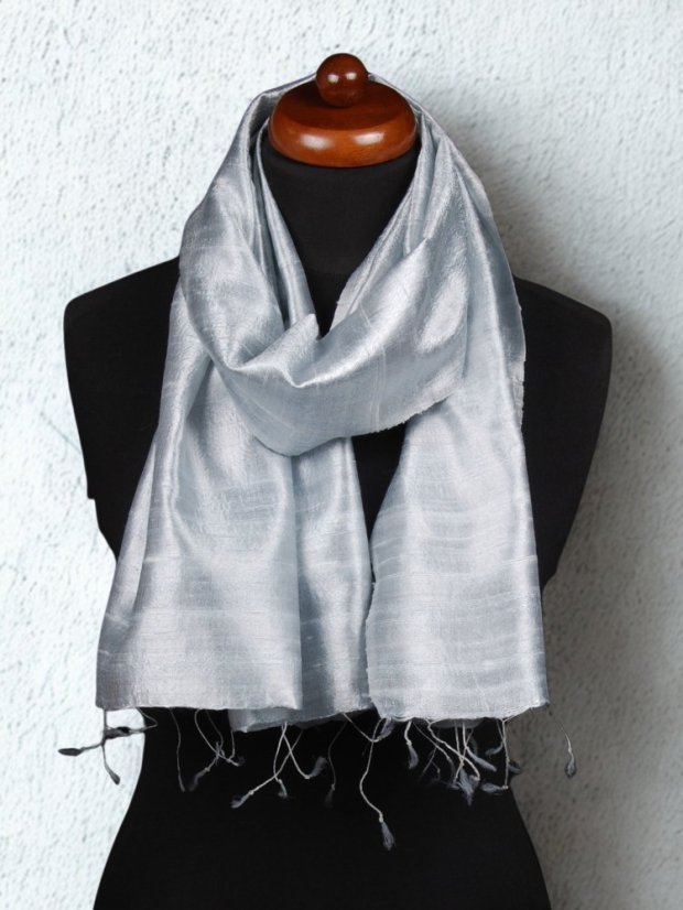 Schal aus Rohseide hellgrau