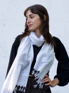 Hedvábná šála z Váránasí šedo-bílá