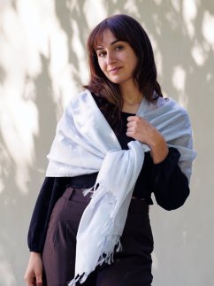 Hedvábná šála z Váránasí šedo-bílá