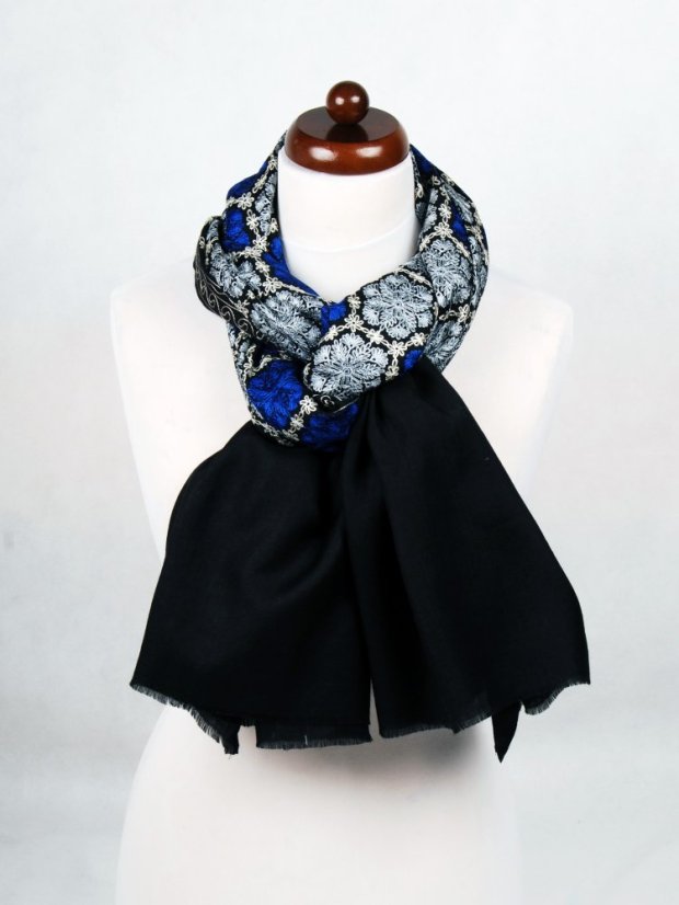 Kaschmirischer Wollschal schwarz mit Seide-Stickerei mit Dunkelblau