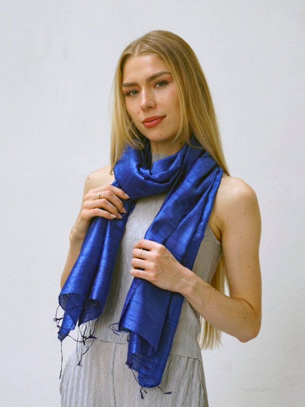 Schal aus Rohseide blau