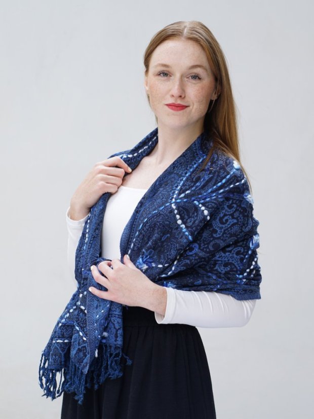 Schal aus Merinowolle handgestickt blau mit Schwarz