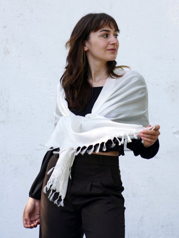 Hodvábny šál z Váránasí biely