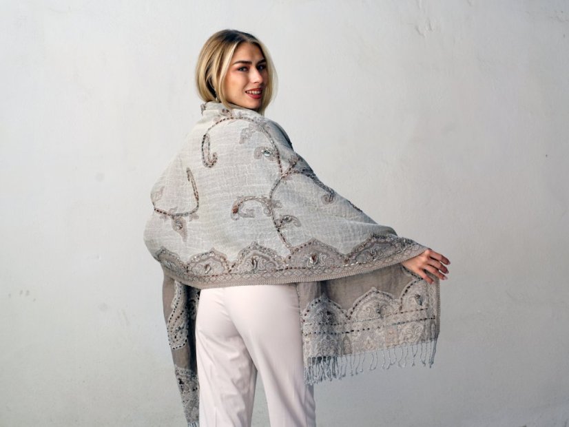 Schal aus Merinowolle handgestickt cremefarben mit Graubraun