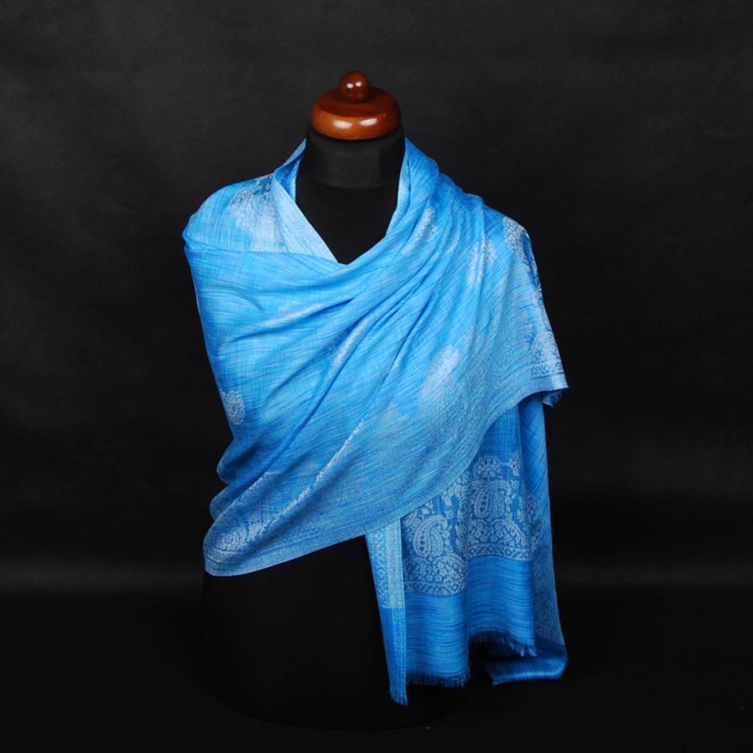 Šála z viskózy a hedvábí s ornamenty Jamavar světle modrá s bílou