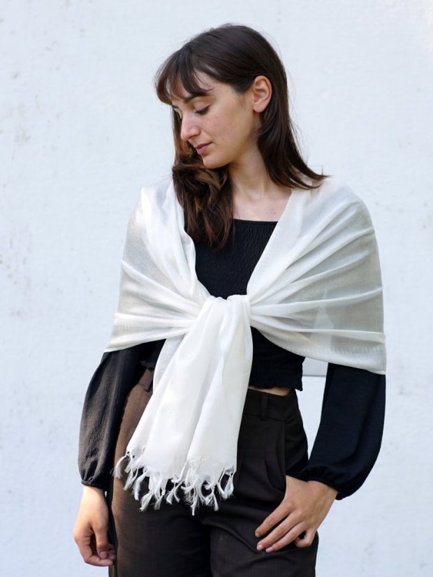 Hodvábny šál z Váránasí biely