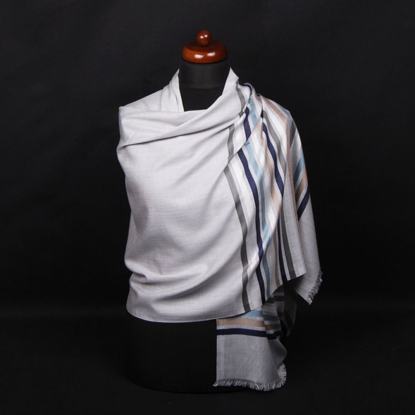 Šál z viskózy a hodvábu s pruhmi svetlošedý s čiernomodrou farbou