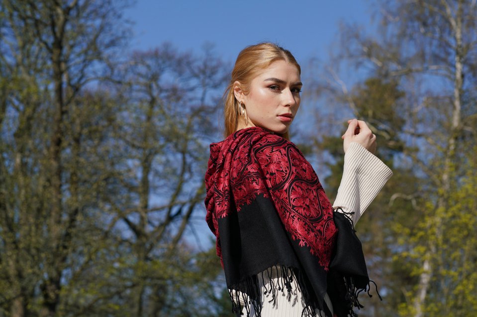 Kašmírske šály vyšívané na stroji