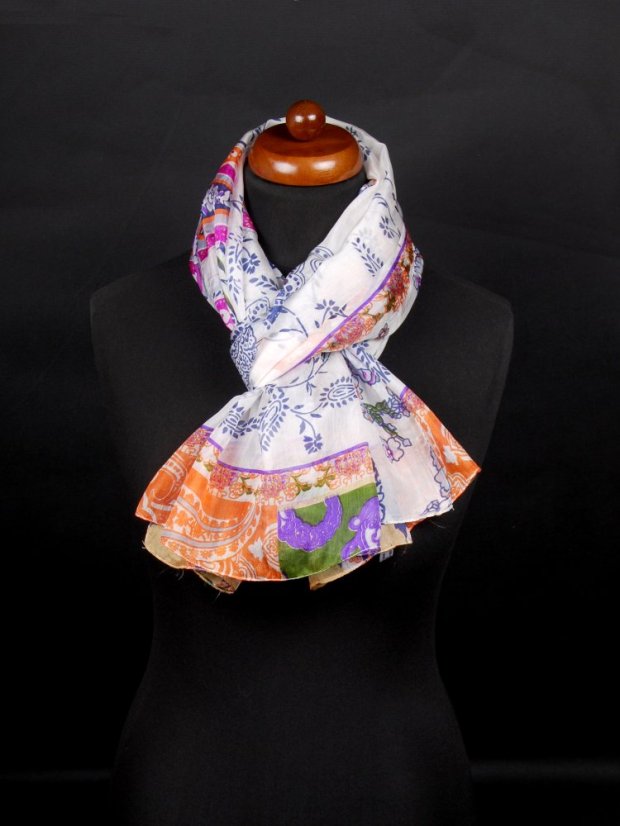 Großer Seidenschal mit Blumenmuster,  weiß mit Dunkelblau