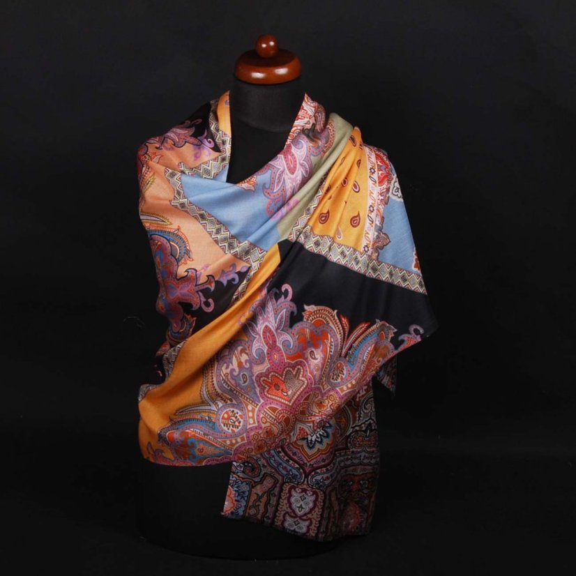 Šála z viskózy a hedvábí s potiskem mnohobarevná s tmavě zlatou