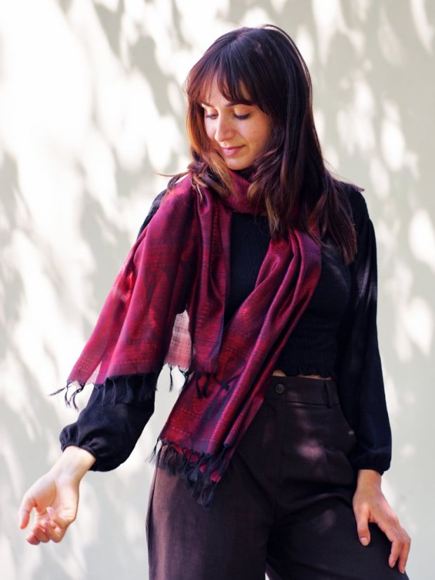 Hodvábny šál z Váránasí červeno-čierny