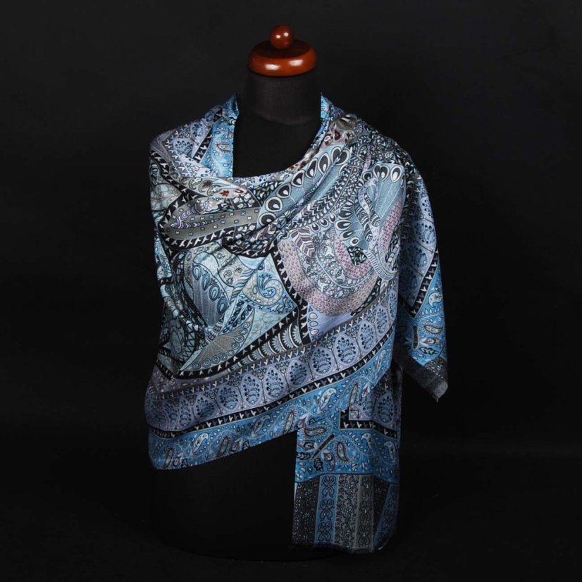 Šál z viskózy a hodvábu s potlačou so svetlomodrou a šedou farbou