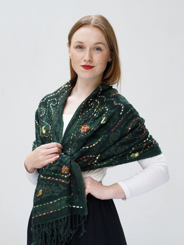 Schal aus Merinowolle handgestickt dunkelgrün