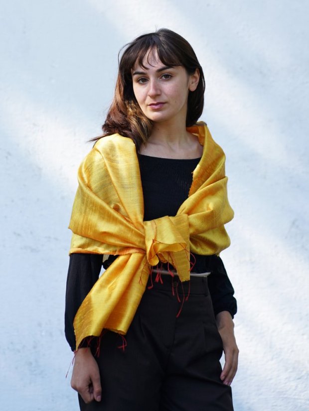 Schal aus Rohseide gelb