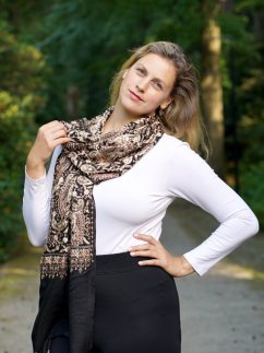 Kaschmirische Pashmina schwarz mit Seide-Stickerei in heller Goldfarbe