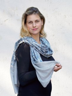 Kaschmirische Pashmina hellgrau mit Seide-Stickerei in Dunkelgrau und Petrol-Farbe