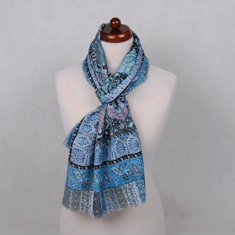 Šál z viskózy a hodvábu s potlačou so svetlomodrou a šedou farbou