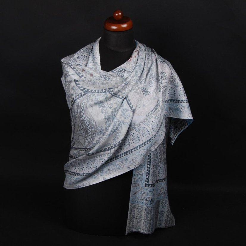 Šál z viskózy a hodvábu s potlačou so svetlomodrou a šedou farbou