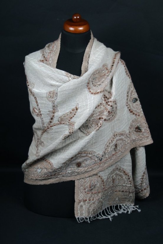 Schal aus Merinowolle handgestickt cremefarben mit Graubraun