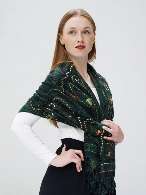 Schal aus Merinowolle handgestickt dunkelgrün