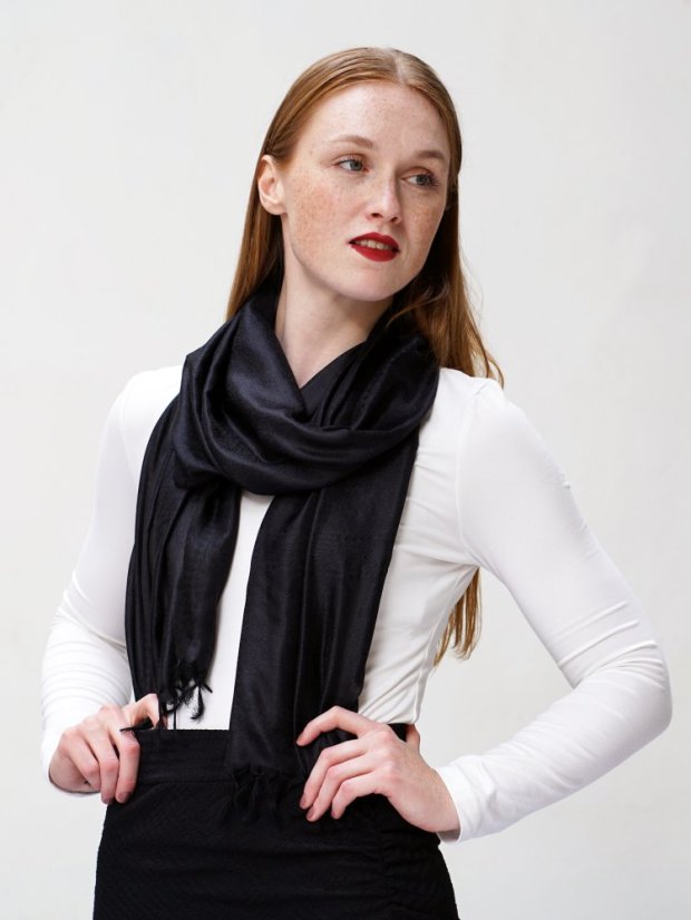 Hedvábná šála z Váránasí černá