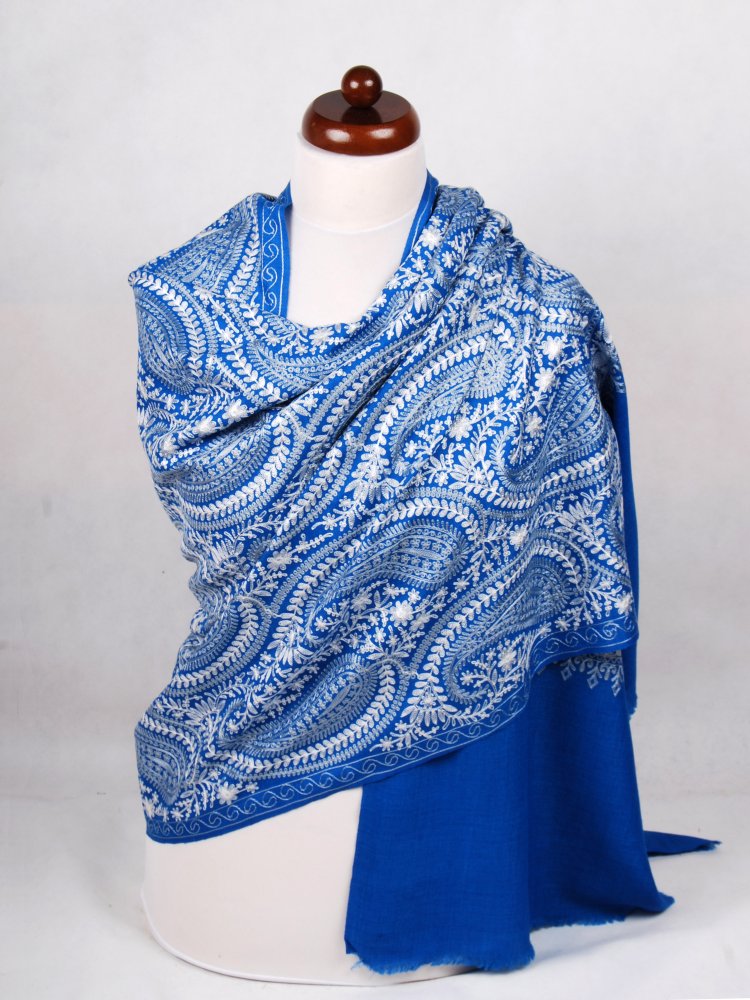 Kašmírská vlněná šála vyšívaná hedvábím modrá s bílou a světle šedou