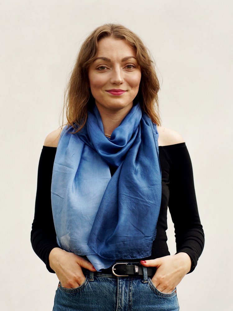 Hedvábná šála ombré tmavě modro-modrá